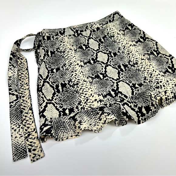Nasty Gal Collection - Snake Print Ruffle Hem Skirt - Picture 7 of 10